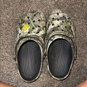 CROCS Kids Green Camo Sandals with Fun Charm